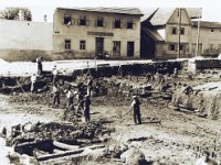 Rušenjem Hrvatskog doma 1941. god. pronađeni su temelji Hasan-pašine Petrinje od hrastovine, kao i prvo petrinjsko groblje, izvornik knjiga I. Goleca, Povijest grada Petrinje (B)